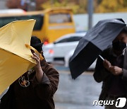 초속 36m 강풍에 '함석 날아가고, 펜스 뜯기고' 강원 피해 속출