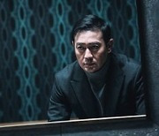 '유체이탈자', 1인 7역에 도전한 윤계상의 미러 스틸 공개