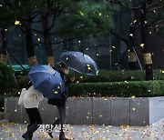 '이제 떠납니다' 가을이 운다 [포토뉴스]