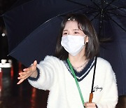 웬디, '비오는데 우산 꼭 쓰셔야 해요~' [포토엔HD]