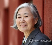 포즈 취하는 작곡가 박영희