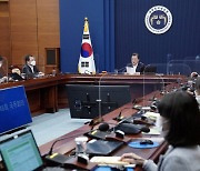 靑 "尹측, 축하난 전달 일정 조속히 잡겠다는 입장 전해와..조율중"