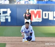 [PO]고개숙인 이적생..오재일 만루서 병살, 박계범 실책