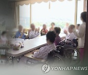 요양병원·시설 집단감염 건당 평균 25명.."추가접종 적극시행"