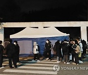 "윤석열 5·18 참배 반대" 밤샘 농성 돌입한 대학생들