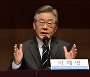 광주 찾은 윤석열..이재명 "尹, 탄핵·광주의 강 건너길"