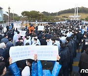 5·18 참배 앞두고 항의받는 윤석열