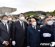 추모탑 중간에서 막힌 윤석열