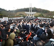 5·18묘지 찾은 윤석열 '참배 후 기자회견'