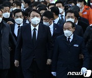 굳은 얼굴의 윤석열