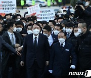 5·18민주묘역 향하는 윤석열