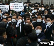 항의 광주시민에 둘러싸여 묘역 향하는 윤석열