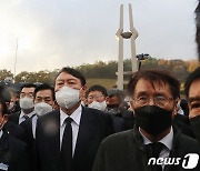 윤석열 후보 '시민 반발로 5·18묘역 근처서 묵념만'