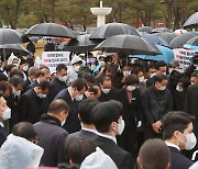 묵념하는 윤석열 후보