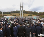 참배단 앞 가로막힌 윤석열 후보