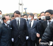 '전두환 발언' 성난 광주에..윤석열 "사과드리는 마음 가지고 가겠다"