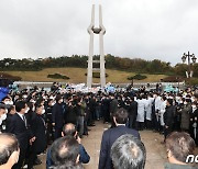 윤석열 5·18참배 가로막은 대학생들 "사과 말고 사퇴해야"