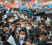 '전두환 발언' 고개 숙였지만..광주 시민 항의 맞닥뜨린 윤석열