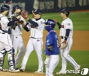 삼성 꺾고 한국시리즈 진출하는 두산