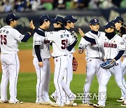 [포토] 두산, 삼성에 완승 거두며 한국시리즈 진출!