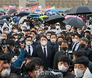 5.18민주묘지에서 시민단체 항의에 발길 돌린 윤석열