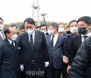 5·18 헌화 막힌 윤석열..입구서 "상처 받은분들께 사과"