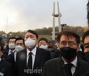 시민들 저지에 추모탑 못 간 윤석열