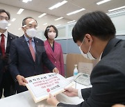 3년 전 '학교 정치화' 우려하던 국민의힘.."피선거권도 18살로" 선제적 당론