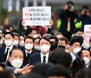 망언 22일만에 '비석 없는' 신 묘역 방문으로 끝난 윤석열의 사과