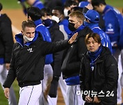 [포토]뷰캐넌, '두산 승리 축하해'