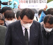 '전두환 옹호' 사과하러 광주 찾은 尹..끝내 추모탑 못간채 참배