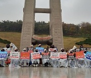 오월 어머니들 묘역서 빗속 4시간 침묵.."광주시민 마음 다르지 않아"