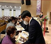 어려운 이웃 위해 사랑의 쌀·라면 전달 후 통성 기도