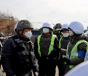 백마고지 방문한 참전영웅 반기는 허욱구 유해발굴감식단장