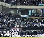 팬들에게 인사하는 두산 선수들 '한국시리즈에서 만나요'