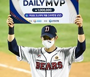 강승호,'플레이오프 2차전 데일리 MVP' [사진]