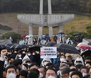 5·18 추모탑 입구에서 참배하는 윤석열 대선후보