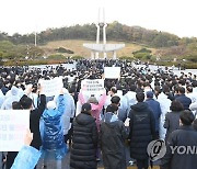 윤석열 대선후보 방문에 시민 모여든 5·18민주묘지