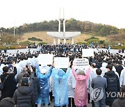 윤석열 대선후보 방문에 시민 모여든 5·18민주묘지