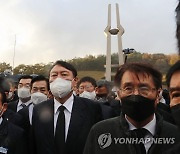 무거운 표정으로 발걸음 돌리는 윤석열