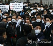 참배 위해 묘역으로 이동하는 윤석열