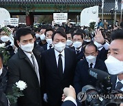 참배 위해 묘역으로 이동하는 윤석열