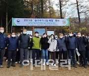 [포토]남태헌 산림청 차장, 함양 삼봉산서 숲가꾸기 체험행사