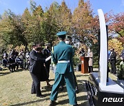 우호기념비에 헌화하는 김 총리와 콜롬비아 부통령