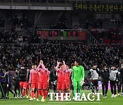 축구장 찾은 팬들에게 인사하는 축구대표팀 [포토]