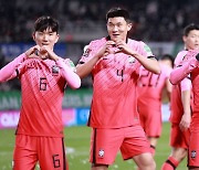 '황희찬 PK골+손흥민 골대' 한국, UAE에 1-0 리드