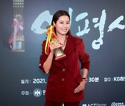 "삶의 경지 한 발 다가간 듯"..문소리, 영화 '세자매'로 영평상 여우주연상