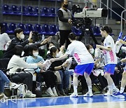 [ST포토] WKBL 올시즌 첫 관중 입장