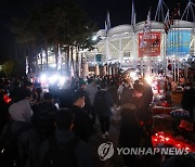 경기장으로 향하는 축구팬들