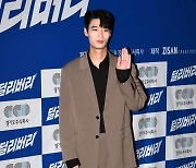 [TEN 포토] 김재운 '해맑은 손인사'